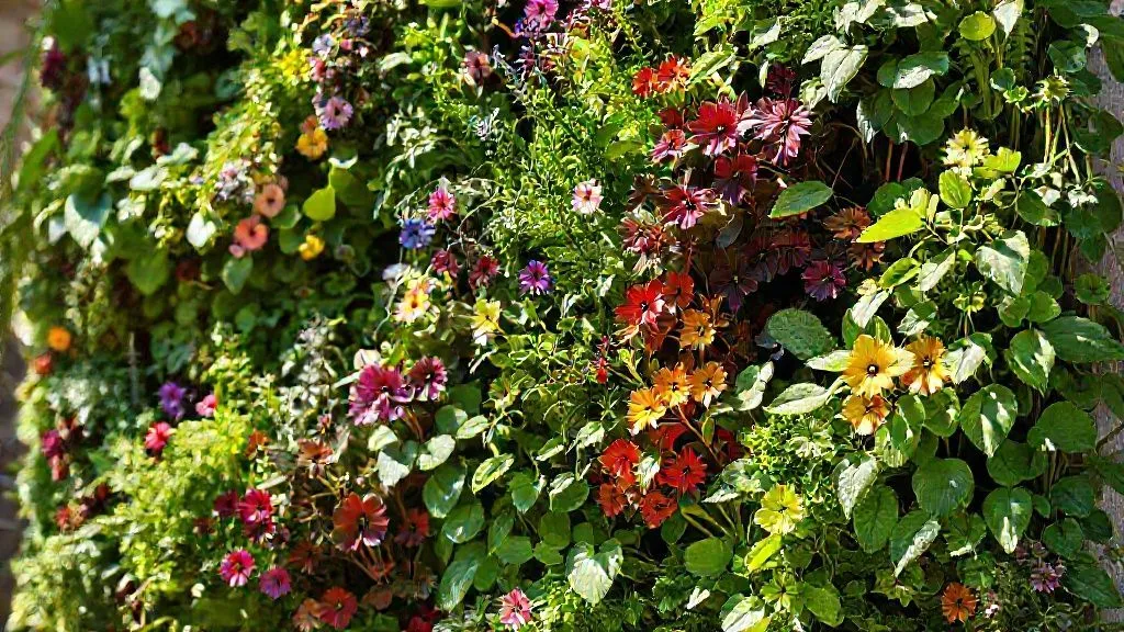 5 Técnicas Essenciais para Arranjos Decorativos Duradouros em Horta Vertical